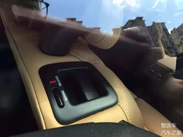 后排座椅可用扳扣放倒